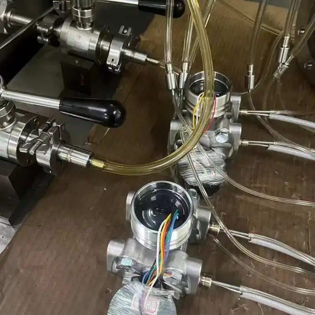 Silicone oil is filled into the capillary tube