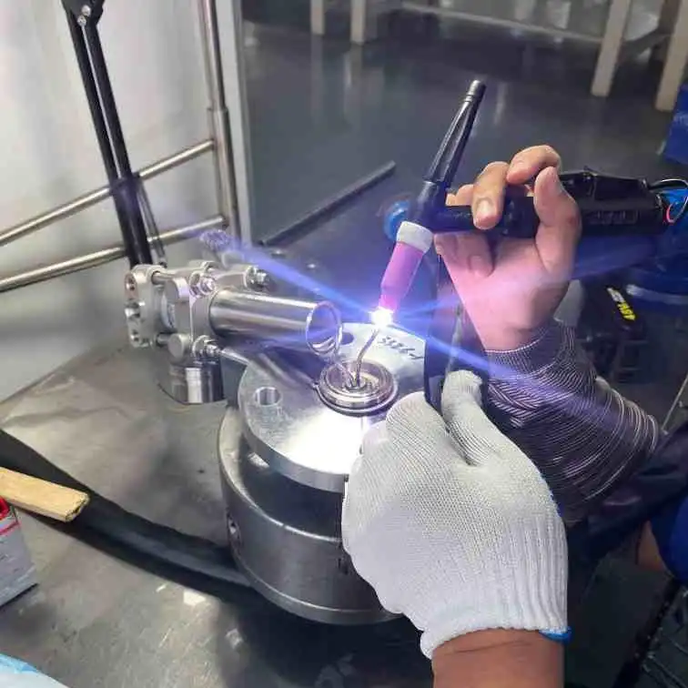 Capillary tube connects sensor and flange diaphragm